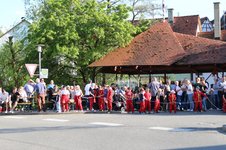 Maibaumstellen 2025 durch die Feuerwehr