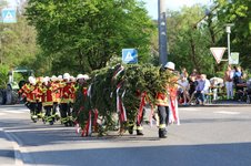 Maibaumstellen 2025 durch die Feuerwehr