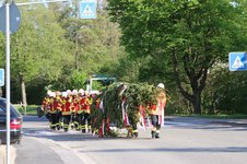 Maibaumstellen 2025 durch die Feuerwehr