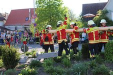 Maibaumstellen 2025 durch die Feuerwehr