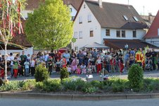 Maibaumstellen 2025 durch die Feuerwehr